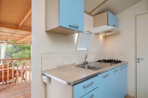 kuchnia ze zlewem i kuchenką w obiekcie Private Bay Residence w mieście Vrboska +37 zdjęć