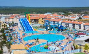 een luchtzicht op een waterpark in een resort bij Hotel Cristal Praia Resort & SPA in Praia da Vieira