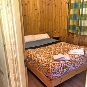 sypialnia z łóżkiem i dwoma ręcznikami na nim w obiekcie Camping Riaza w mieście Riaza +35 zdjęć