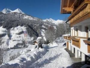 Vista generica sulle montagne o vista sulle montagne dall'interno dell'affittacamere