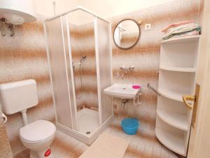 een badkamer met een douche, een toilet en een wastafel bij Apartments Danica 271 in Vrsar