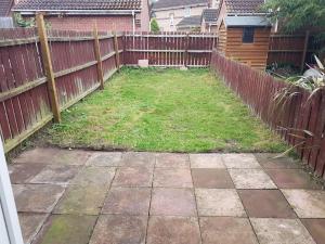 a backyard with a fence and a grass yard at Columbine, Thetford, 2BR House in Thetford