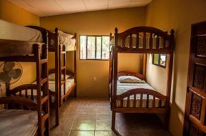 Lliteres en una habitació de Hostel Sunset Villas Popoyo