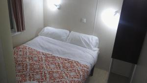 Łóżko lub łóżka w pokoju w obiekcie Camping Riaza