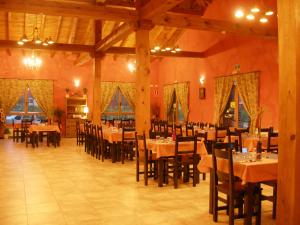 restauracja ze stołami i krzesłami w pokoju w obiekcie Camping Riaza w mieście Riaza