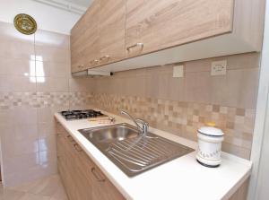 Una pequeña cocina con fregadero y estufa. en Apartments Boris 154, en Rabac 56 fotos más