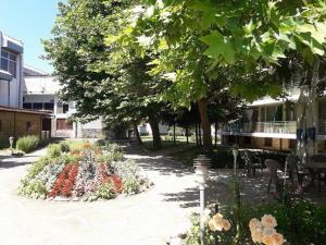 een tuin met een bloemenpracht in een park bij Festa-Kranevo in Kranevo