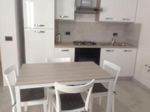 A kitchen or kitchenette at casa stefania