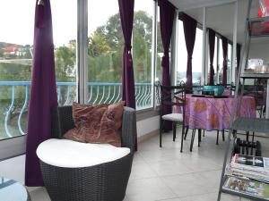 カンヌにあるOne bedroom apartment in Cannes with a terrasse and stunning views walking distance to the Palais 453のテーブルと椅子、窓が備わる客室です。