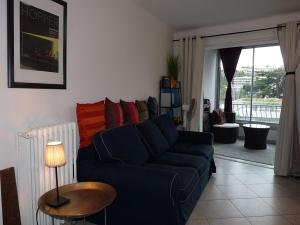 カンヌにあるOne bedroom apartment in Cannes with a terrasse and stunning views walking distance to the Palais 453のリビングルーム(青いソファ、テーブル付)