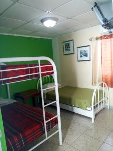 Dormitorio con litera y litera en Hostel Room Aruba en Oranjestad