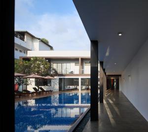 a large swimming pool in the middle of a house at Serendiva Beach in Wadduwa