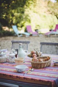 un tavolo da picnic con un cesto di cibo sopra di Le Logis de Tréonvel a Locmélar