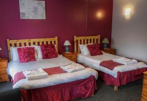 
A bed or beds in a room at The Fountain Inn
