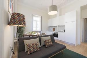 sala de estar con sofá y cocina en LovelyStay - Downtown Cool Apartment - Porto, en Oporto