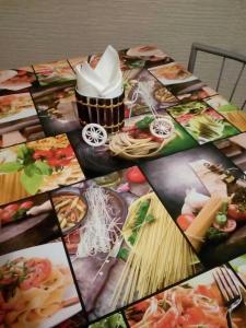 ノヴォクズネツクにあるсекция римского типаの食べ物の写真が多く並ぶテーブル