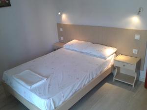 Posteľ alebo postele v izbe v ubytovaní Dinos Green Place