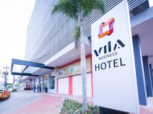 um sinal de hotel em frente a um edifício em Vila Business Hotel em Volta Redonda