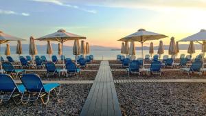 - un groupe de chaises longues et de parasols sur une plage dans l'établissement Alkyon Resort Hotel & Spa, à Vrahati