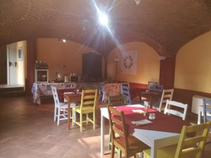 una sala da pranzo con tavoli, sedie e luce di Cascina Govean ad Alpignano