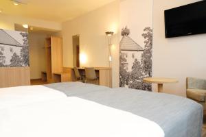 Llit o llits en una habitació de Hotel & Gasthaus DAS RÖHRL Straubing