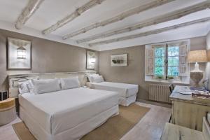 a large bedroom with two beds and a table at Hotel Luze El Toro in Berrioplano +100 photos