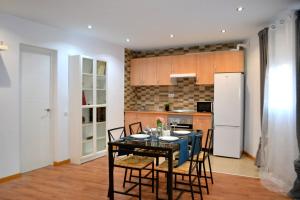 サンタ・コロマにあるRenovated good flat. Near Barcelonaのキッチン(テーブル、椅子、冷蔵庫付)