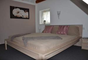 Ein Bett oder Betten in einem Zimmer der Unterkunft Ferienwohnung am Bannwald 1