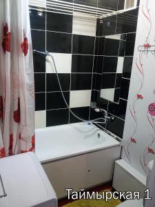 TalnakhにあるПолярная 5, Таймырская 1の黒と白のタイル張りの壁のバスルーム