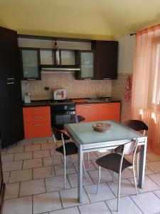 cocina con mesa y sillas en una habitación en Locanda Montecarlo, en Lesegno