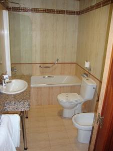a bathroom with a toilet, sink and tub at Santa Monica Playa in Salou
