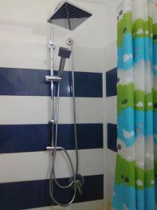 ナポリにあるピッコラ アリアンナのバスルーム(シャワー、シャワーヘッド付)が備わります。