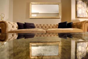 A seating area at ALTIUS LODGE by K&K