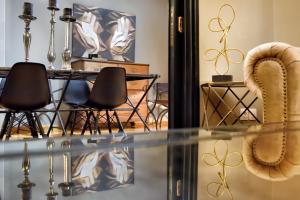 A seating area at ALTIUS LODGE by K&K