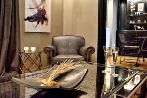 A seating area at ALTIUS LODGE by K&K