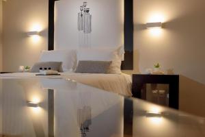 A bed or beds in a room at ALTIUS LODGE by K&K