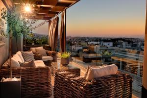 A seating area at ALTIUS LODGE by K&K