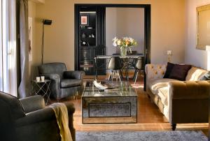 A seating area at ALTIUS LODGE by K&K