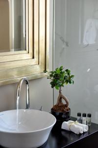 A bathroom at ALTIUS LODGE by K&K