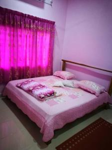 Un pat sau paturi într-o cameră la Homestay Pulau Langkawi