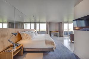 - une chambre avec un grand lit et une télévision dans l'établissement Villa C Boutique Hotel, à Vila do Conde
