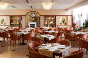 Reštaurácia alebo iné gastronomické zariadenie v ubytovaní Hotel Leonardo da Vinci