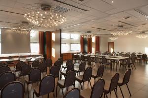 Reštaurácia alebo iné gastronomické zariadenie v ubytovaní Hotel Leonardo da Vinci