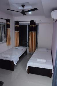 Postel nebo postele na pokoji v ubytování SGS Residency