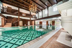 una piscina coperta con piastrelle verdi in un edificio di Hotel Palac Staniszow a Jelenia Góra
