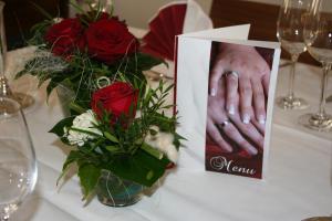una foto de un anillo de compromiso en una mesa con rosas en Landhotel Sickinger Hof, en Walldorf