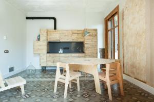 een eetkamer met een tafel en stoelen en een tv bij yök Casa Cultura in Barcelona