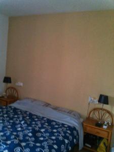 トレビエハにあるEl Carameloのベッドルーム1室(ベッド1台、ランプ付きテーブル2台付)