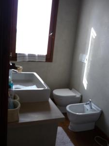 La salle de bains est pourvue d'un lavabo, de toilettes et d'une fenêtre. dans l'établissement Two Elegant Depandance, à Conscio