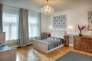 een slaapkamer met een bed en een kroonluchter bij Veleslavinova 4 - Old Town Apartment in Praag